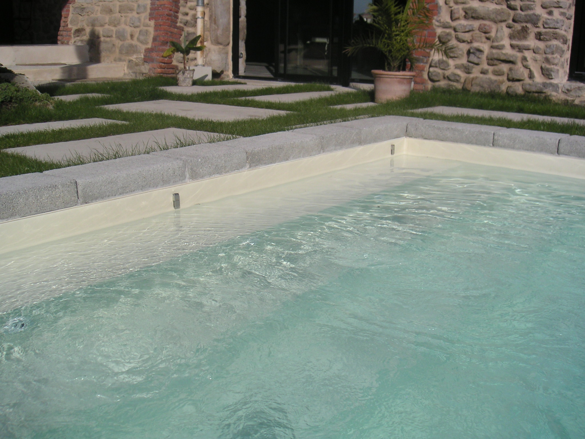 Attache de sécurité pour volet roulant de piscine